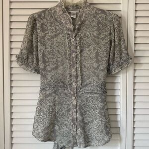 Women’s beautiful lightweight, short sleeve top in excellent like-new condition
